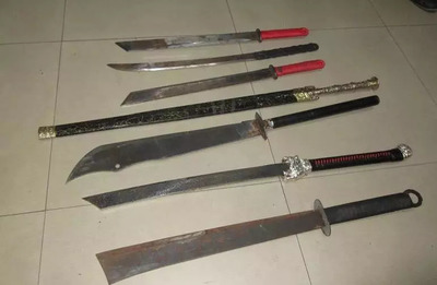 囂張逃犯持刀挑釁警方，法網恢恢終將自食惡果